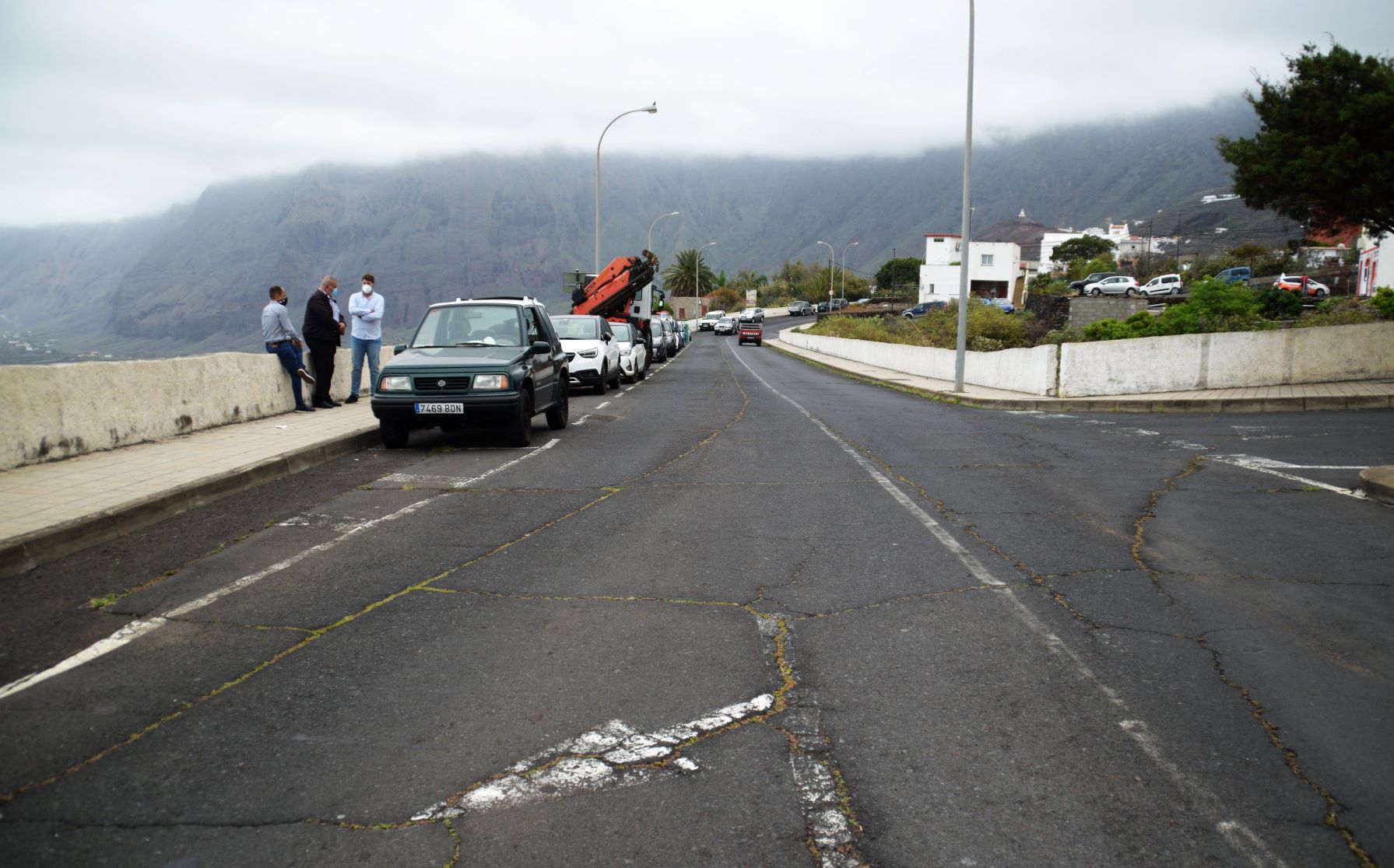 Visita del Alcalde y el Concejal de Infraestructuras junto con el técnico a la zona en la que se realizará la obra 